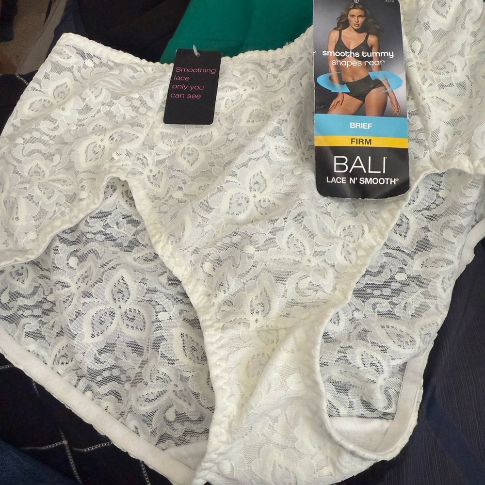 Bali Lace N' Smooth Brief - Cream